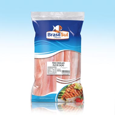 FILÉ DE CAÇÃO<br><br>O Cação (Carcarhinus spp.) é um pescado de carne macia e delicada, tem sabor leve e não contém espinhas. Ideal é prepará-lo em receitas que contenham molho, como moquecas e caldeiradas, para preservar o seu líquido de composição e deixar as receitas mais suculentas.