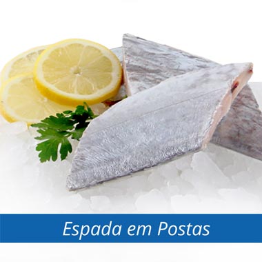 POSTAS DE ESPADA<br><br>Essa espécie vive em águas costeiras, à beira-mar (350 metros de profundidade, da superfície ao fundo), e também de águas abertas à baías, mangues e estuários. De corpo fino e alongado, as postas deste peixe são muito apreciadas pela textura firme e sabor suave.